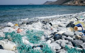 Entre ocho y doce millones de toneladas de plástico colapsan cada año el mar. (Getty Images, archivo)