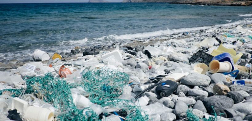 Entre ocho y doce millones de toneladas de plástico colapsan cada año el mar. (Getty Images, archivo)